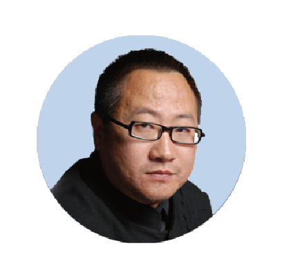 東華大學(xué)服裝與藝術(shù)設(shè)計(jì)學(xué)院副教授； 中國十佳時裝設(shè)計(jì)師； 文化部重點(diǎn)扶持青年設(shè)計(jì)人才； “中國新手工藝運(yùn)動聯(lián)盟”聯(lián)合創(chuàng)始人
