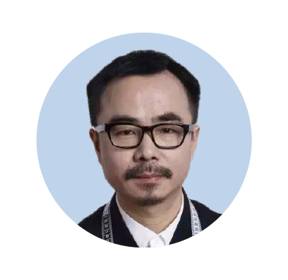 播藝庫服裝工作室創(chuàng)始人 ；東華大學(xué)專業(yè)學(xué)位碩士研究生校外導(dǎo)師； 多家知名服裝企業(yè)技術(shù)顧問